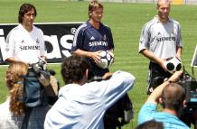 Los jugadores del Real Madrid: Raúl, David Beckham y Zinedine Zidane (i a d), posan durante la presentación de la nueva indumentaria del equipo merengue en el estadio Santiago Bernabéu.