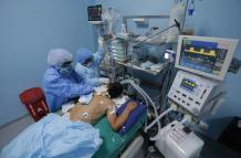 En la imagen un registro de trabajadores sanitarios al atender a un paciente con covid-19 en una de las Unidades de Cuidados Intensivos del Hospital Alberto Sabogal, en el Callao (Perú).
