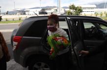 Con un ramo de flores fue recibida en Quito, el viernes 30 de julio, la halterista Angie Palacios, tras su destacada participación en Tokio.