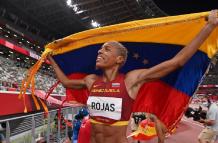 La venezolana Yulimar Rojas celebra tras conseguir la medalla de oro en la final femenina de triple salto durante los Juegos Olímpicos 2020, este domingo en el Estadio Olímpico de Tokio (Japón).
