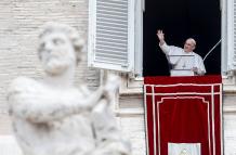 El papa Francisco saludaba este domingo a los fieles que asistieron al rezo del Ángelus en la Plaza de San Pedro del Vaticano.