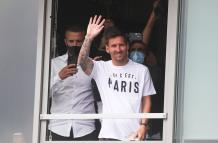 La leyenda del fútbol mundial Lionel Messi, que acaba de dejar el Barcelona (672 goles en 778 partidos), llegó al aeródromo de Le Bourget