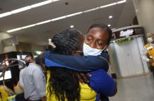El abrazo esperado. Kiara abraza a doña narcisa España, su madre. Llora de la emoción. Medallista de bronce paralimpica, la primera de guayas