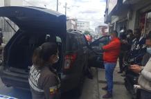 Cuando los gendarmes hicieron la requisa, encontraron 13 mil dólares, en billetes de 20, escondidos en el apoya brazos que hay entre los asientos del conductor y copiloto