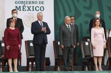 El presidente de Cuba, Miguel Díaz-Canel, invitado especial, y el presidente de México, Andrés Manuel López Obrador (c-d), junto a sus esposas, respectivamente Lis Cuesta Peraza (i), y Beatriz Gutiérrez Múller (d), participan en el desfile militar del 211