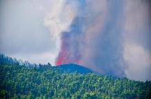 La colada del volcán avanza a 700 metros por hora arrasando casas y cultivos
