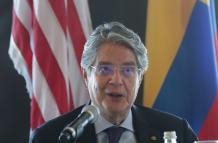 Fotografía cedida que muestra al presidente de Ecuador, Guillermo Lasso, hoy lunes durante una reunión en Nueva York. Lasso dedicó su primera jornada en N.Y. a reuniones con inversores y analistas, a los que trató de convencer del cambio registrado en su
