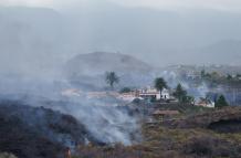 Una colada de lava provocada por la erupción que comenzó el 19 de septiembre en La Palma se desplaza por el bario de Todoque, en el municipio de Los Llanos de Ariadne, donde sus vecinos están siendo desalojados.