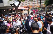 El concejal Héctor Vanegas ha debido atender en la calle a algunos ciudadanos.
