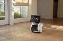 Fotografía cedida por Amazon donde se muestra su pequeño robot Astro mientras pase por una casa.