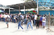 Algunos familiares  de reos en el exterior de la Penitenciaría del Litoral.