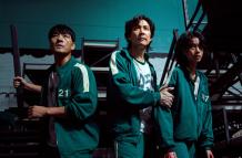 Fotograma cedido por Netflix donde aparecen los actores Park Hae Soo (i) como Cho Sang-Woo, Lee Jung-jae (c) como Seong Gi-Hun y Jung Ho-yeon como Sae-Byeok, durante la escena de un episodio de la primera temporada de la serie coreana "Squid Game".