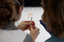 Dos enfermeras observan una dosis de vacuna contra la covid-19, en foto de archivo.