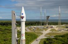 Fotografía cedida por la NASA donde se muestra un cohete Atlas V de United Launch Alliance (ULA) con la nave espacial Lucy a bordo instalado en la Plataforma de Integración Vertical este jueves en el Complejo de Lanzamiento Espacial 41 de la Estación de l