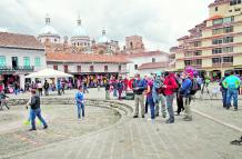 Turistas llegaron desde el viernes pasado a Cuenca. Otros separaron hotel para hoy.