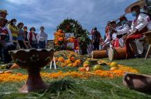 América recuerda a 2,3 millones de víctimas de covid en el Día de los Muertos