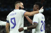 El delantero francés del Real Madrid Karim Benzema (i) celebra con su compañero Vinicius Junior su segundo gol durante el partido entre el Real Madrid y el Shakhtar Donetsk, de la cuarta jornada de la fase de grupos de la Liga de Campeones, este miércoles