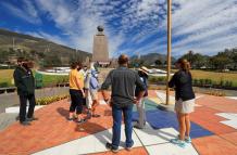 Turistas visitan la Ciudad Mitad del Mundo (Ecuador), en una fotografía de archivo.