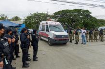 Una ambulancia sale hoy de la penitenciaría de Guayaquil (Ecuador).