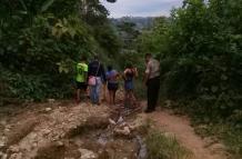 Turistas, en el sector de la cascada Salto de Oro, que pertenece a un terreno privado.