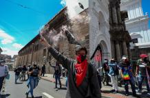 Estudiantes participan de una manifestación pacífica en Quito (Ecuador), en una fotografía de archivo.