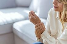 Mujer con dolor en la muñeca
