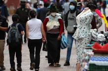 Varias personas caminan frente a comercios informales, en las calles de Quito (Ecuador), en una fotografía de archivo.