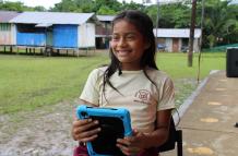 Kerly Anahí Cerda, de 12 años, habla con Efe el 30 de noviembre de 2021 mientras usa una de las tabletas entregadas por la empresa Hispasat en Alto Manduro, Orellana, en la Amazonía (Ecuador).