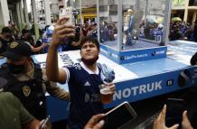 Hinchas se tomaron foto con el trofeo de la LigaPro.