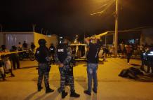 Policías llegaron al sitio donde habrían quemado a presuntos delincuentes.