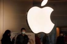 Fotografía de archivo fechada el 10 de noviembre de 2021 que muestra el logotipo de Apple, en Shanghai (China).