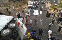 Accidente. Rescatistas y autoridades trabajan en la zona del accidente de un camión donde viajaban migrantes, en el municipio Chiapa de Corzo, estado de Chiapas. (México).