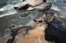 Fotografía cedida por la Presidencia del Perú que muestra una vista aérea de los daños ambientales en la playa de Ventanilla, tras el derrame de petróleo vertido el sábado al océano Pacífico desde la refinería peruana de La Pampilla, en una fotografía de