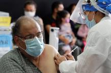 Fotografía de archivo de un hombre mientras recibe una dosis de la vacuna contra la covid-19 en Bogotá (Colombia).