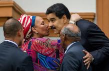 Superamigos. Desde que el propio Simón Bolívar, a través de una médium, le dijo que Córdoba será presidenta de Colombia, Maduro le da todo.