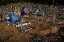 Personas se protegen del sol mientras visitan las tumbas de familiares en el área destinada a las víctimas del Covid-19 en el cementerio Nossa Senhora Aparecida, en Manaos, en una fotografía de archivo.