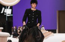 Carlota Casiraghi, hija de Carolina de Mónaco y embajadora de Chanel, debutó este martes en la pasarela inaugurando a caballo el desfile de Alta Costura de esa "maison" francesa, que ofreció un espectáculo inédito en la Semana de la Moda de París.  La tam