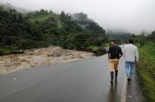 El río no solo arrasó con las casas, también se llevó varios tramos de la vía.