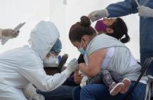Una madre sostiene a su hija durante una prueba para detectar la covid-19 en el Hospital del IMSS "Carlos MacGregor" en la Ciudad de México (México).