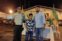 Acción. Autoridades realizaron un acto simbólico para agradecerle al menor y entregaron obsequio.