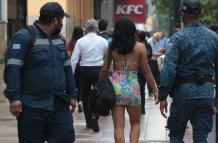 Cotidianidad. Esta conductas se evidencian a diario en la urbe. No importa cómo vaya vestida la mujer, siempre es susceptible de ser ‘piropeada'.