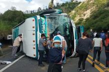 El Cuerpo de Bomberos de Quito informó, además, que 15 personas que se trasladaban en el autobús resultaron heridas. Algunas fueron atendidas en el lugar.