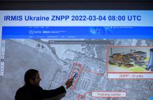 El director general de la agencia nuclear de la ONU, el argentino Rafael Grossi, señala en un mapa la situación de la central nuclear de Zaporoyia, en Ucrania, atacada esta madrugada por tropas rusas.