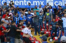Aficionados de Querétaro y Atlas se enfrentaron en el minuto 62 y varias familias tuvieron que ser resguardadas en la cancha, durante la jornada 9 del Torneo Clausura 2022 de la Liga MX del fútbol mexicano en el estadio Corregidora de la ciudad de Queréta