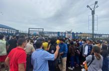 Los aficionados pugnan por ingresar a la explanada del estadio Modelo Alberto Spencer Herrera para comprar un boleto, mientras la policía intenta preservar el orden.