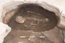 Esqueleto de un individuo masculino de entre 35 y 50 años con pintura bermellón en el cráneo.