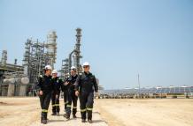 Fotografía cedida por la Presidencia de Colombia del mandatario, Iván Duque (d), durante la puesta en marcha del primer electrolizador de hidrógeno verde en la Refinería de Cartagena de Indias (Reficar), hoy, en Cartagena (Colombia).