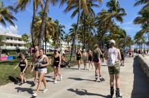 Varios jóvenes caminan por la calle Ocean Drive, durante el Spring Break, hoy, en Miami (Estados Unidos).
