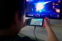 Un niño juega una partida de Fortnite en foto de archivo.