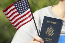 Fotografía de archivo de un pasaporte de Estados Unidos.